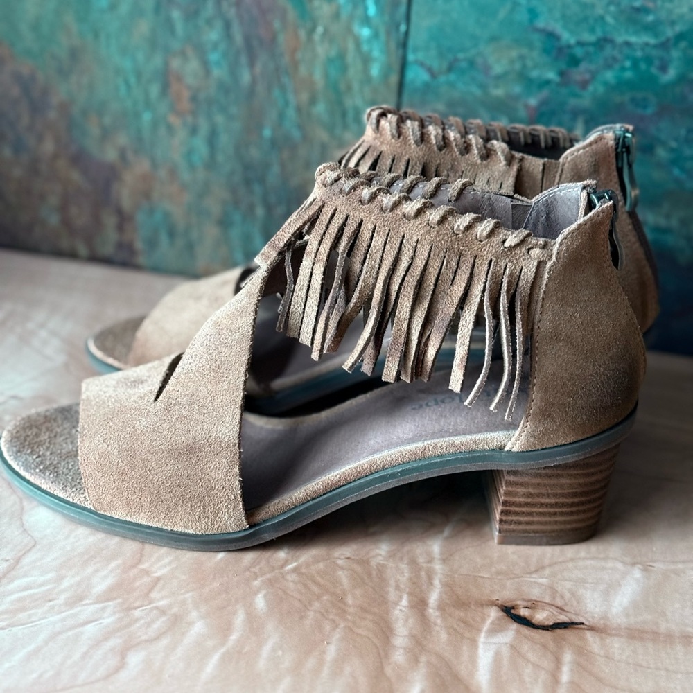 NWOT Antelope brand distressed fringed suede sandal, 39 8-8.5.